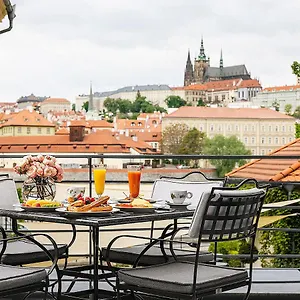 https://four-seasons-hotel-prague.praguehotelsweb.com